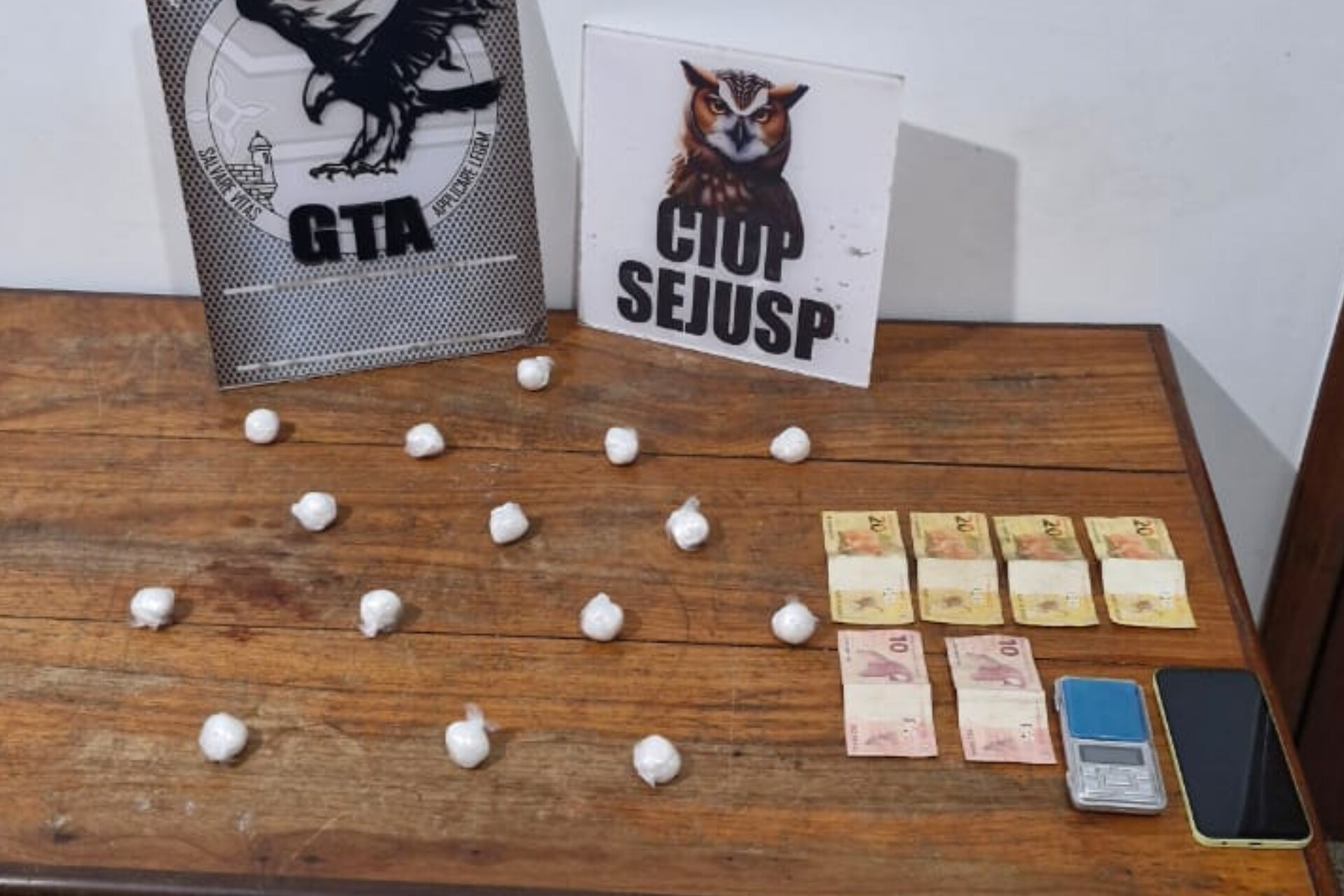 ‘Pequeno traficante’ pego com drogas e evidências de tráfico