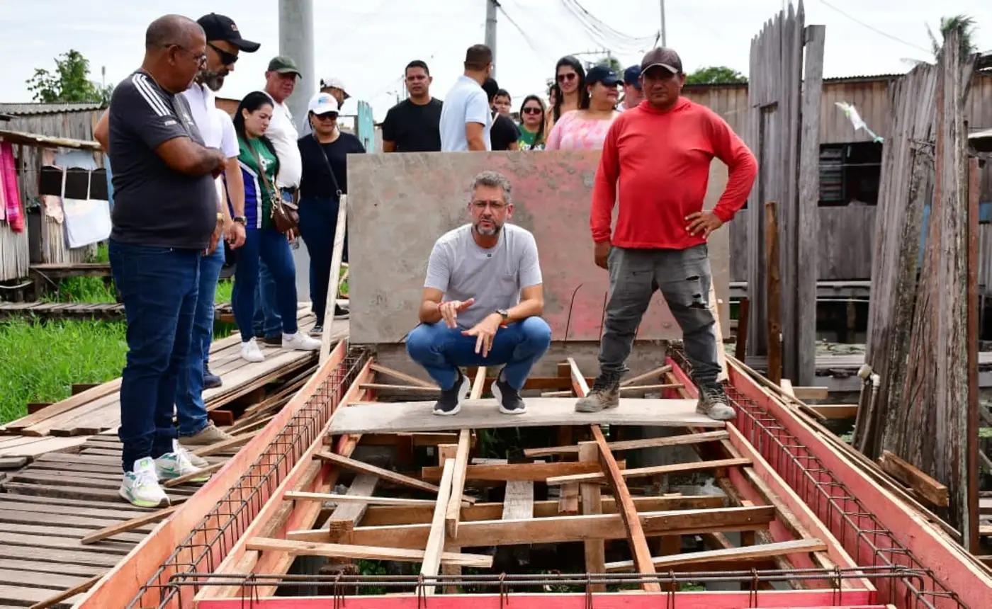 Governador Clécio inspeciona progresso das passarelas em concreto e obras de reconstrução na escola.