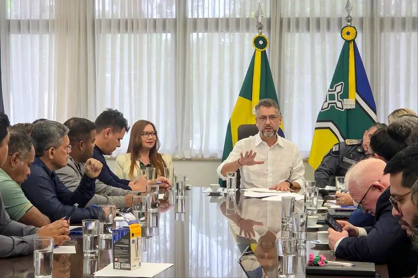 Clécio, governador, reúne-se com representantes de Serra do Navio no Norte e avalia parcerias com a cidade.