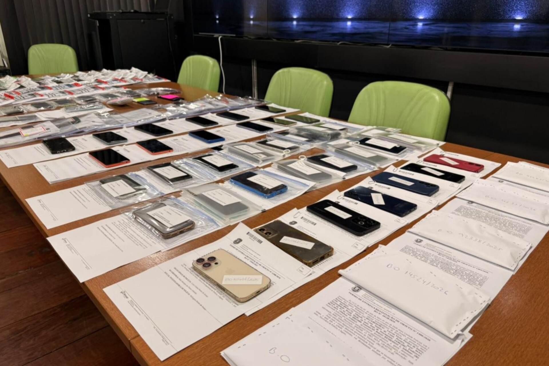 Mais de cem celulares são restituídos a vítimas de crimes pela Polícia Civil