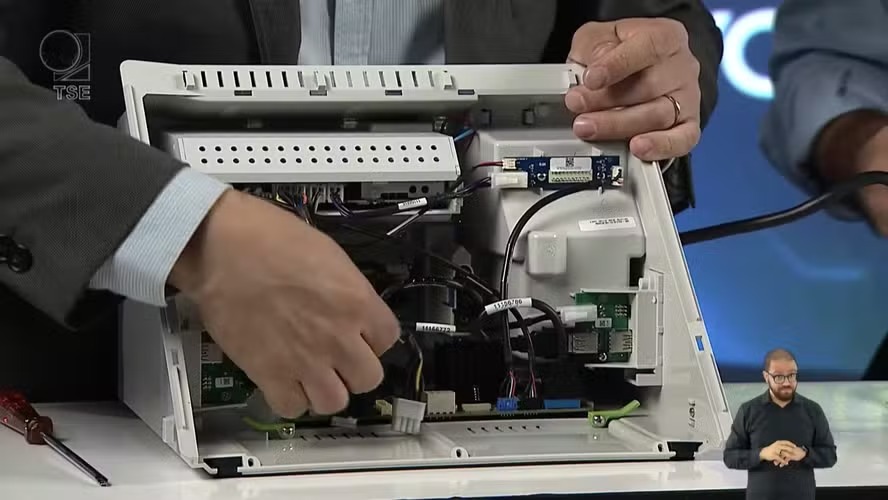 Início da 1ª Semana Nacional do Sistema Eletrônico de Votação é celebrado com a abertura das urnas eletrônicas